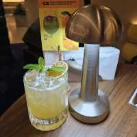 一間餐廳內有不同餐飲區域