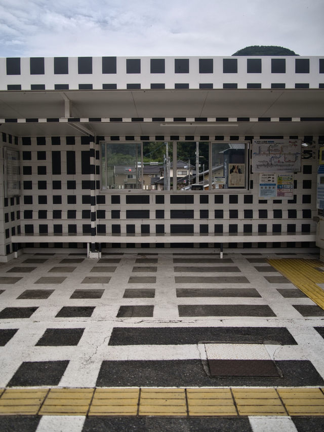 【岡山】アートプロジェクトの一環からできたモノクロの格子の無人駅🚉