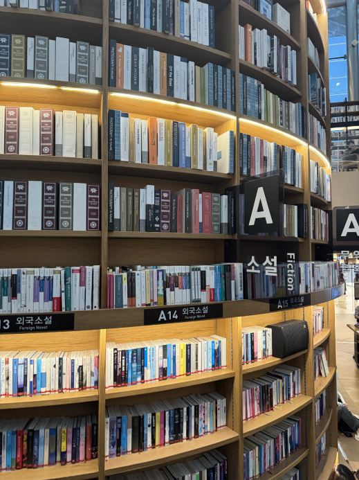 韓国】SNSで話題の巨大本棚！圧巻の図書館📕 | Trip.com ソウル