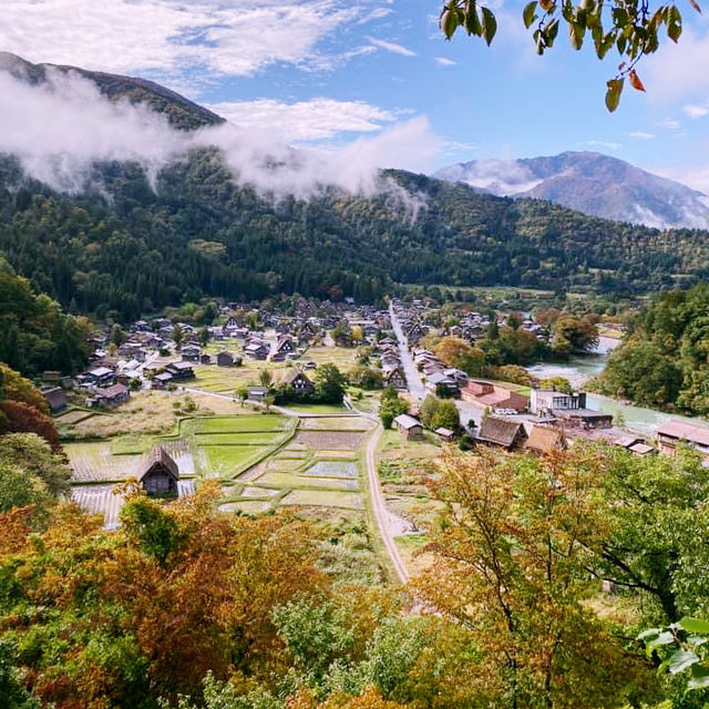 Autumn Bliss: Shirakawa-Go's Vibrant Color Canvas