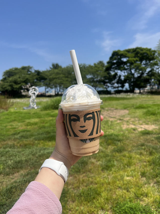 바다와 정원이 있는 카페