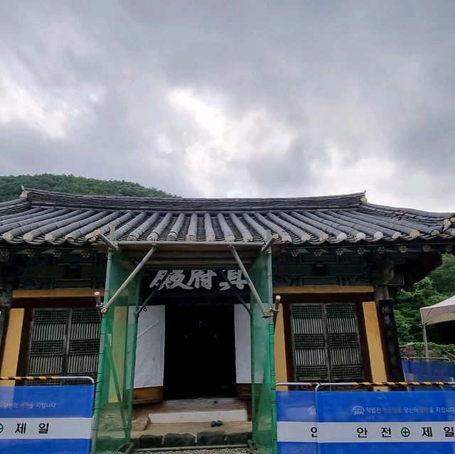 저승길이 편해진다는 대웅전기둥이 있는 절