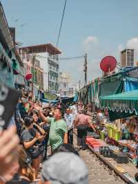 【タイ🇹🇭】電車スレスレでスリル満点！線路の上のマーケット！