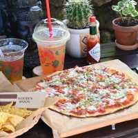 竹富島の食材を使った新鮮野菜のピザ🍕