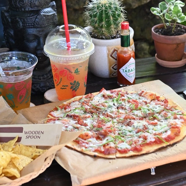 竹富島の食材を使った新鮮野菜のピザ🍕