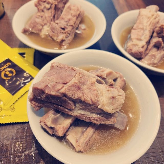 新加坡松發肉骨茶：飄香半世紀的經典