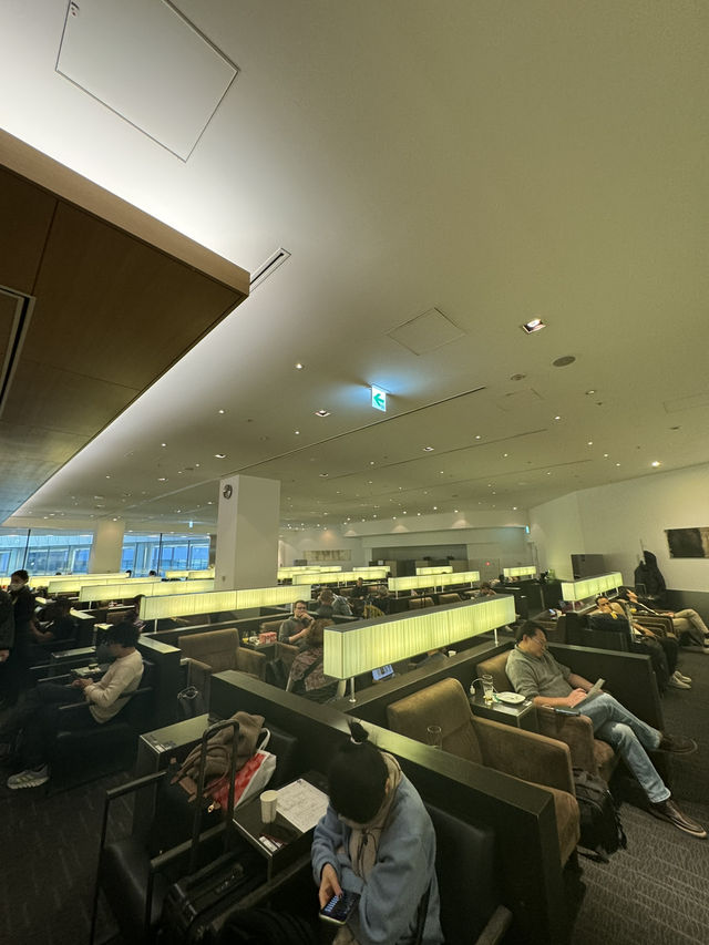 大混雑！成田空港国際線のANAラウンジへ