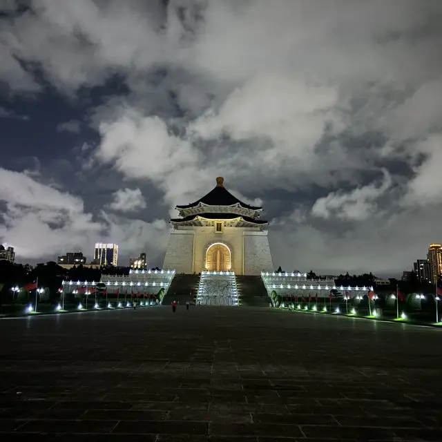 「夜色中的靜謐壯美——漫步台北中正紀念堂」