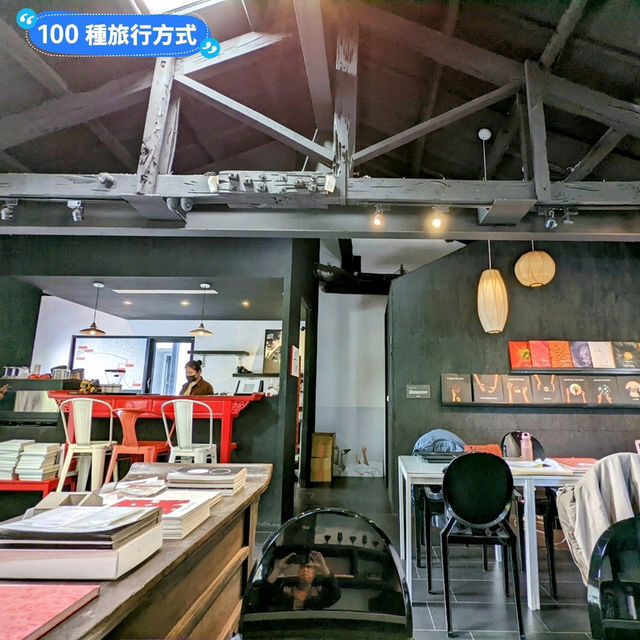打開白色小屋的紅色大門，台南設計師旅店：8又二分之一