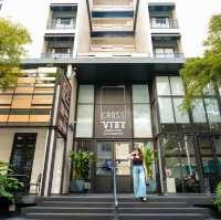 โรงแรมกรุงเทพฟีลดีที่ Cross Vibe Bangkok Sukhumvit