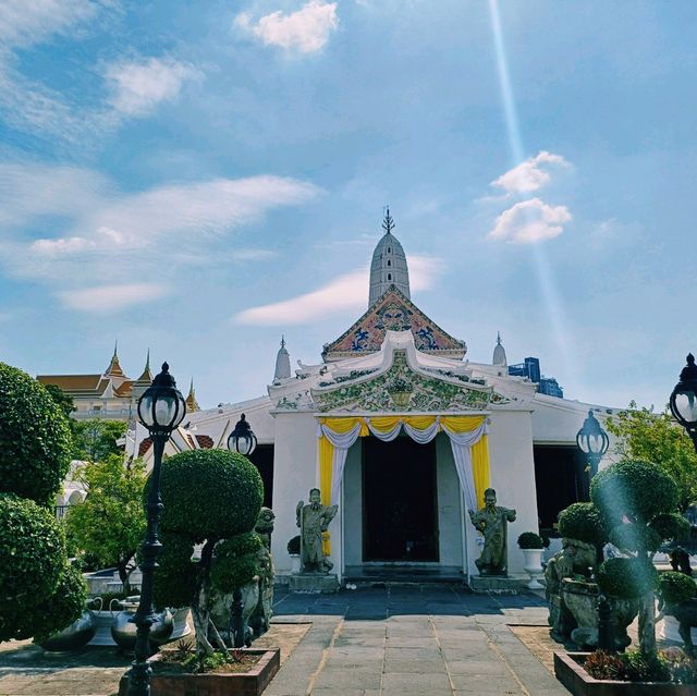 泰國曼谷標誌性皇家古跡寺廟景點:Wat Phitchaya Yatikaram Worawihan，雄偉白色巨塔，適合打卡拍照📸。