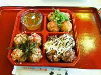 9つの味の食べ比べができるたこ焼き屋
