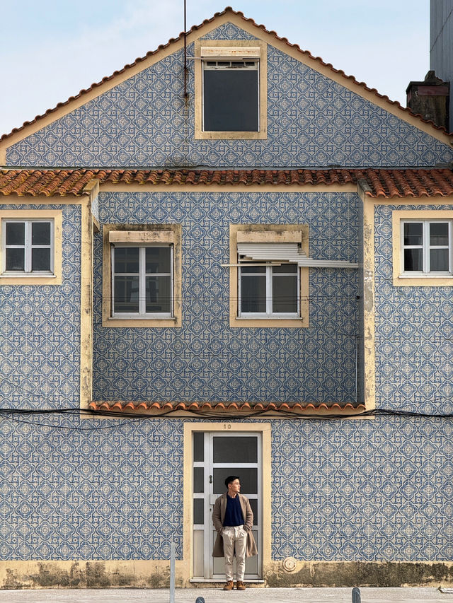 Is Aveiro worth a stop in between Porto and Lisbon?