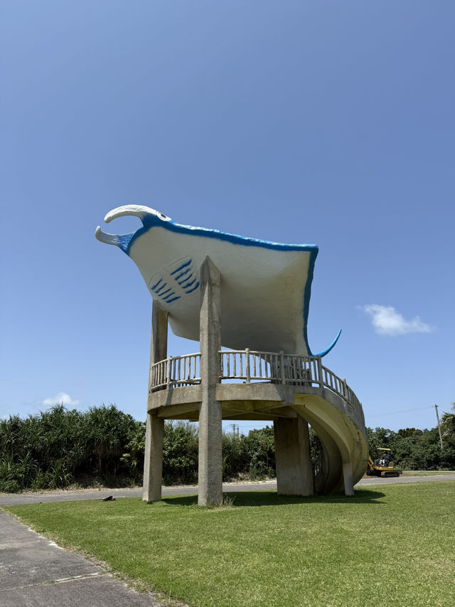 小浜島・海人公園の巨大マンタ展望台で、絶景と癒しのひとときを