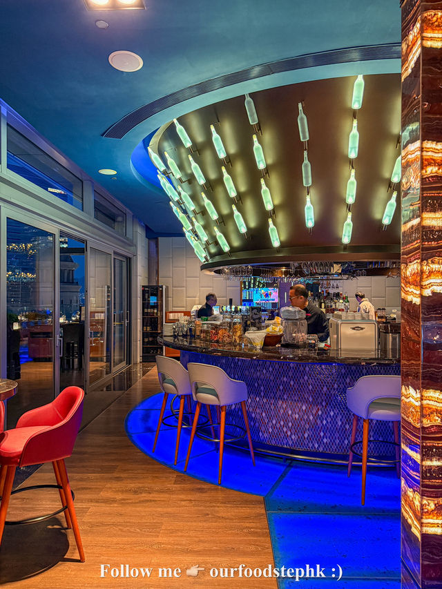 ☞ 頂樓泳池旁的Bar！夜景+美食+調酒三重享受！