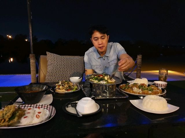 ร้านอาหารฟิวดีริมน้ำมูล ร้านชมจันทร์ 