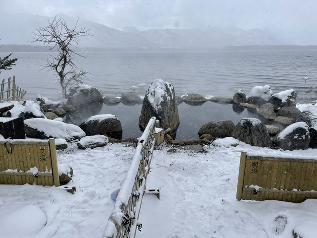 【コタン温泉露天風呂｜北海道・屈斜路湖】 雪景色 × 温泉 × 白鳥…冬だけのご褒美、ここにあります。