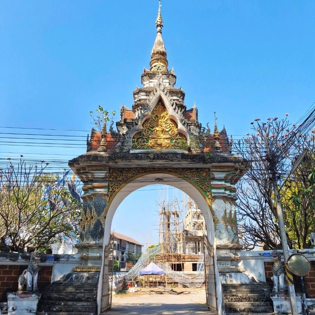 สักการะพระพุทธรูปสมัยสุโขทัยที่วัดคุ้ม