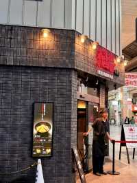松山｜在日本不褪流行的油そば 大小碗同一價格的行銷策略