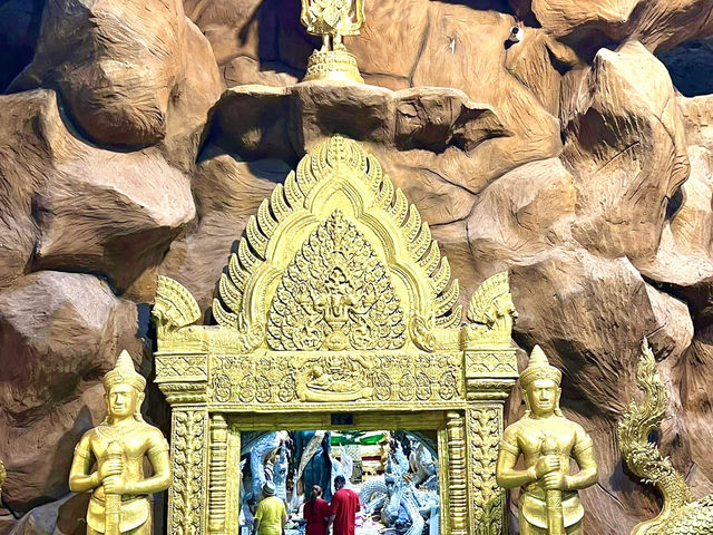 自然と伝統が織りなす、マニウォン寺院の美しい風景。