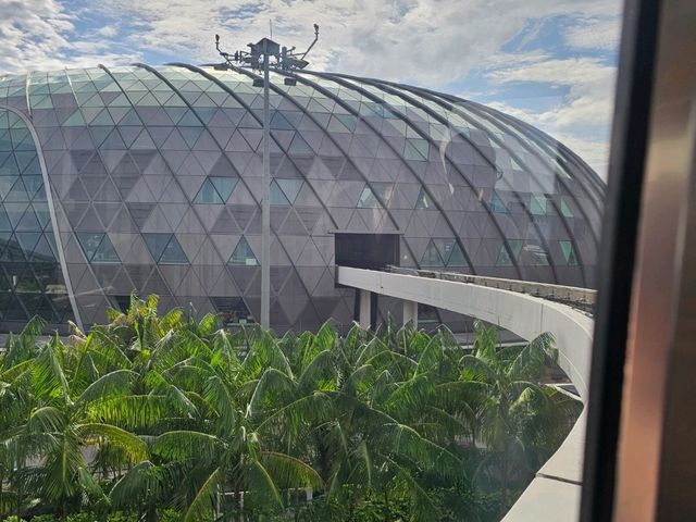 一個多元化的機場商場
