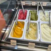 ☀️沖繩恩納村美味散策｜三矢本舖沙翁甜甜圈＋goood gelato 義式冰淇淋＋路邊偶遇的貓貓驚喜 