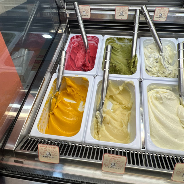 ☀️沖繩恩納村美味散策｜三矢本舖沙翁甜甜圈＋goood gelato 義式冰淇淋＋路邊偶遇的貓貓驚喜 