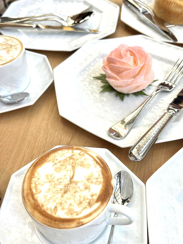 夢のような空間で、五感を満たすひとときを。 Café Dior by Mauro Colagrecoで、ラグジュアリーな