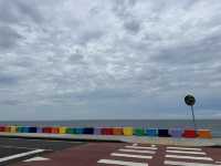 📸少女心爆棚的海岸公路！《彩虹海岸路+紅白馬燈塔》夢幻打卡組合，美到每一步都不想走快！🌈🐎🌊 
