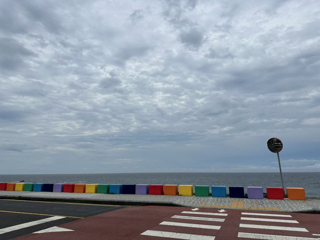 📸少女心爆棚的海岸公路！《彩虹海岸路+紅白馬燈塔》夢幻打卡組合，美到每一步都不想走快！🌈🐎🌊 