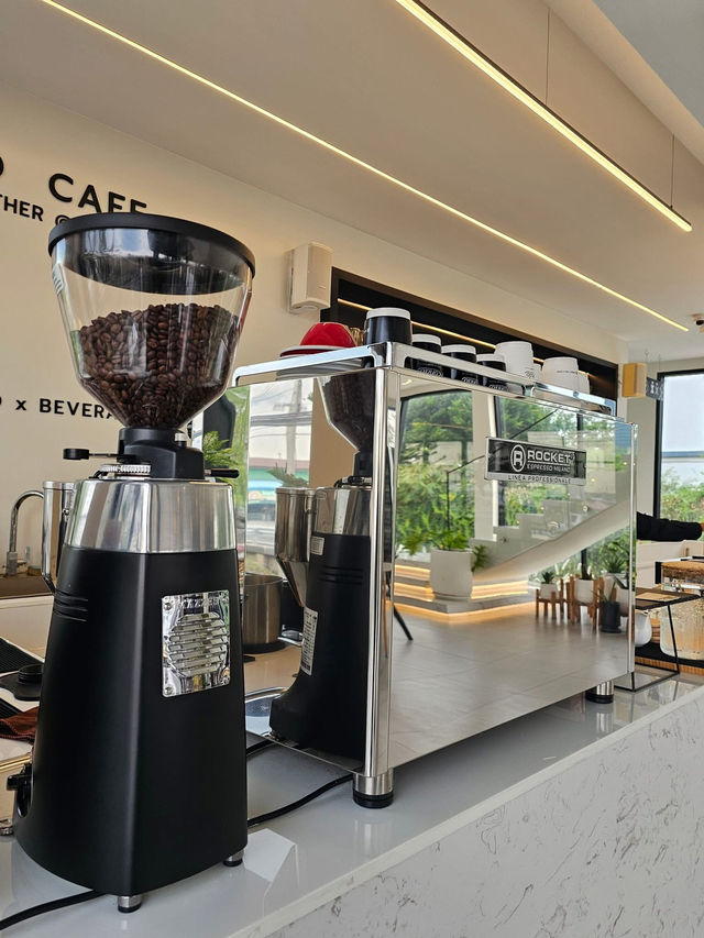 🌿 静かな運河沿いで、夕方の風とコーヒーを満喫—Rondo Cafe x Shopでリラックス