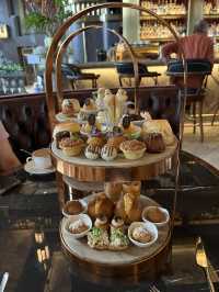 Lofty and beautiful place for hightea 