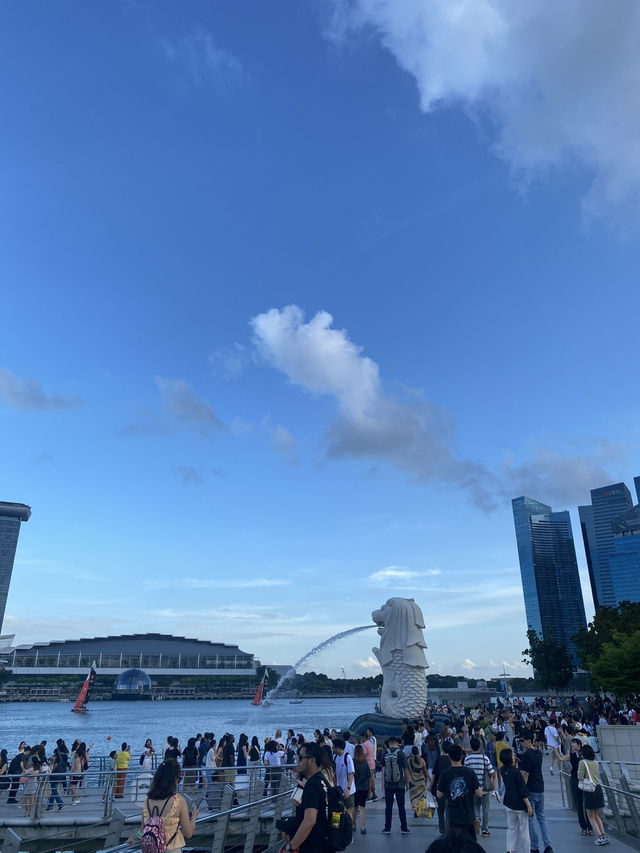 เดินเล่น Marina Bay ชม Merlion พ่นน้ำ 