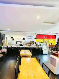 Latitude 9 Cafe Samui: คาเฟ่บรรยากาศอบอุ่น สวยงาม