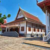 สักการะพระพุทธรูปในพระวิหารสมัยรัชกาลที่ 3
