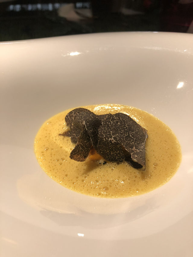 Dining at Joël Robuchon Hong Kong: A Culinary Masterpiece 🇭🇰