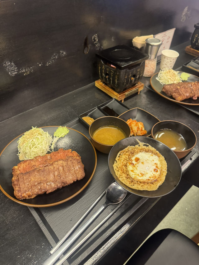 육즙 가득한 규카츠와 부드러운 타마고텐동의 조화
