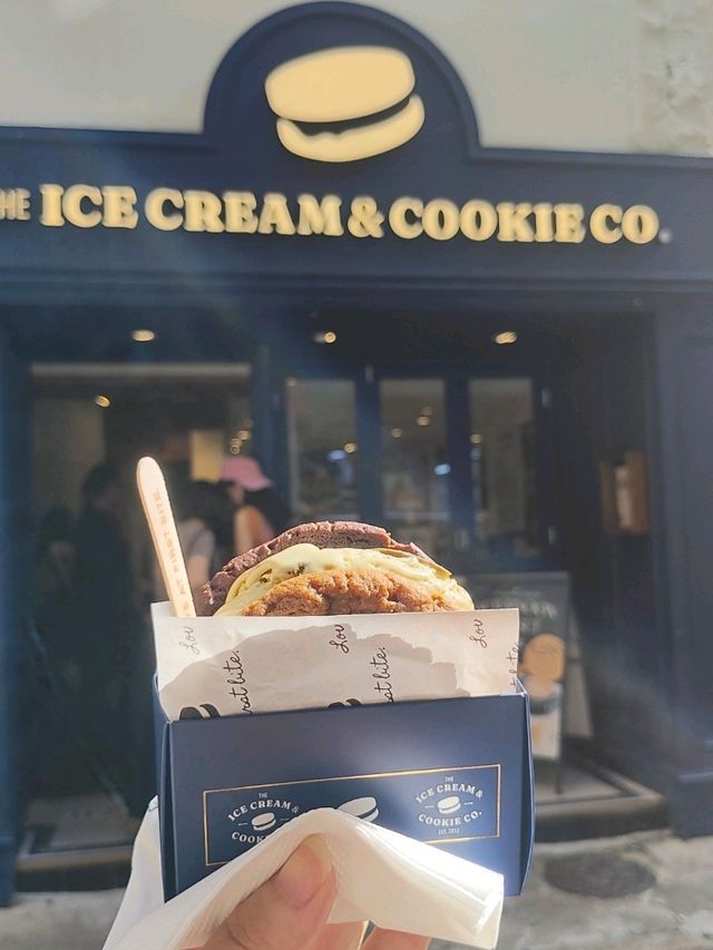 極邪惡 🍪曲奇雪糕三文治🍨