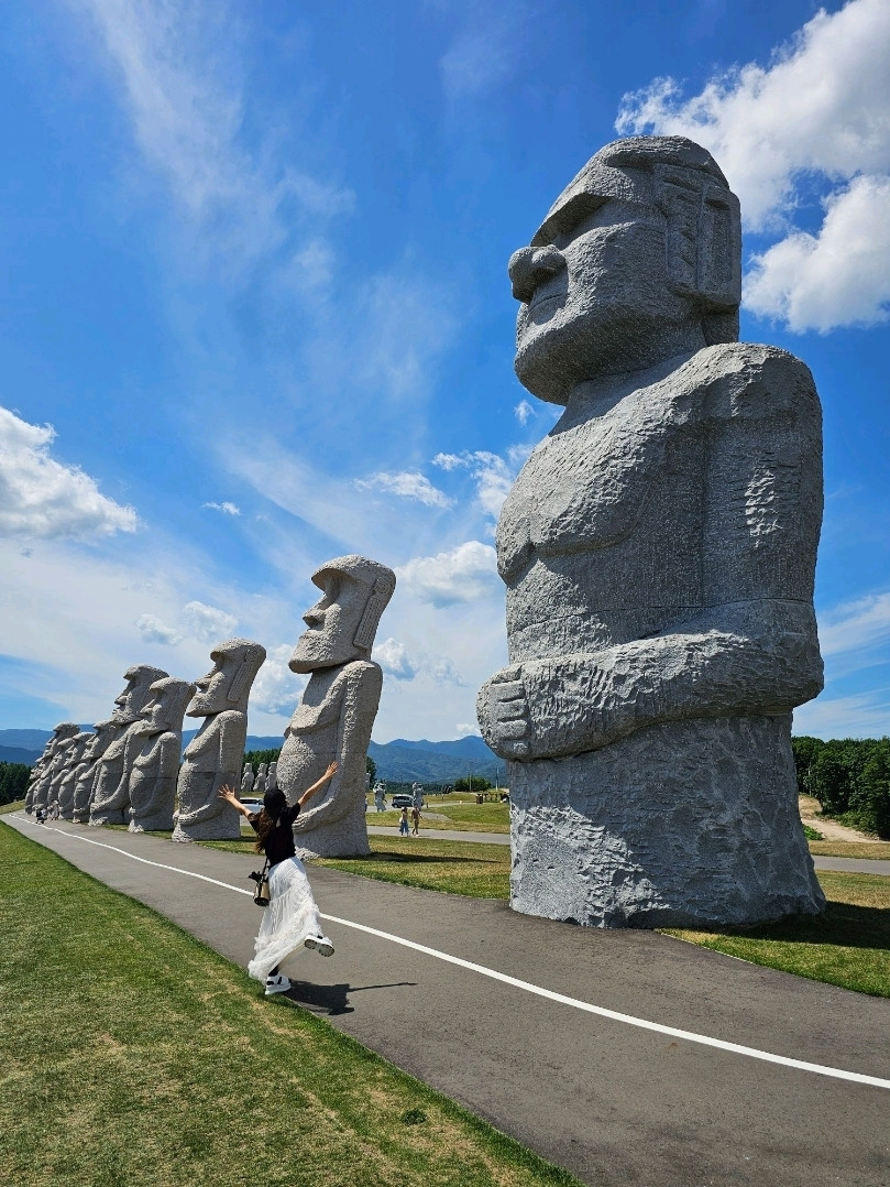 ラベンダーの丘から顔を出す、天空の頭大仏。札幌の新たな瞑想空間