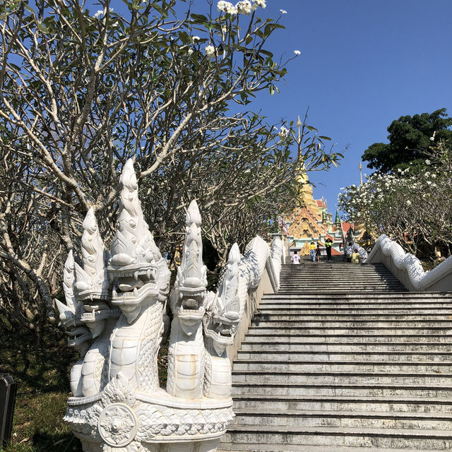 พระมหาธาตุเจดีย์ภักดีประกาศ เช็คอินคู่ทะเลบ้านกรูด