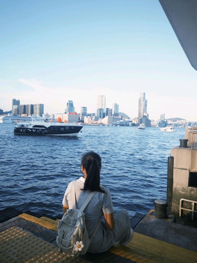 陽光下的繁華都市探索🌅🎡黃昏時分的中環碼頭