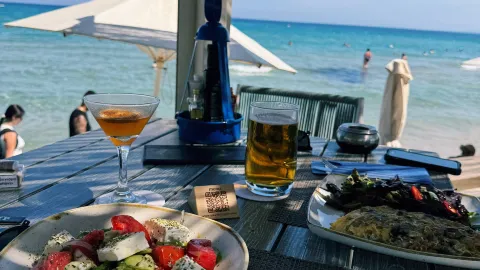 Relaxing dining and beach stroll at Tsilivi Beach — traveler post in Planos