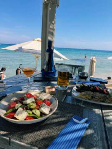 트실비 비치 앞에서의 여유로운 식사와 해변 산책