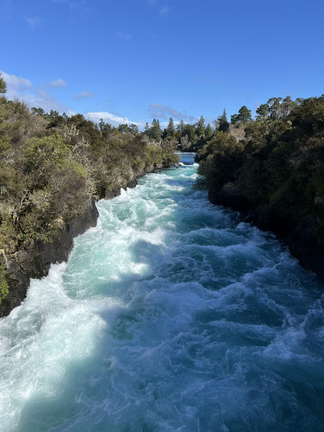 Huka falls น้ำตกชื่อดังของเกาะเหนือนิวซีแลนด์