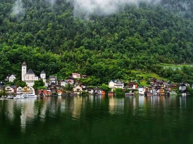 🏘️ Hallstatt Old Town – Austria’s Timeless Lakeside Village