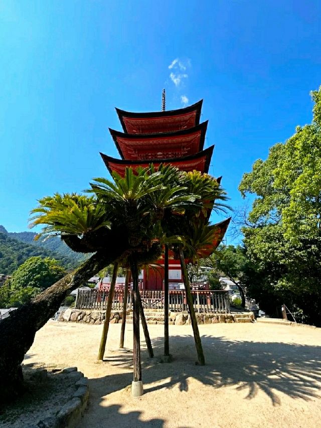 HOKOKUJINJA SENJOKAKU PAVILION.