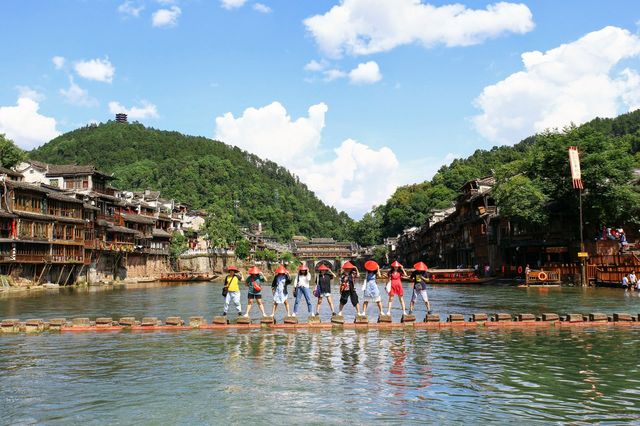 Travel to Fenghuang Ancient Town - Walk among the silent ancient poems
