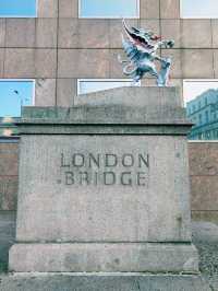 London Bridge Pier: A Riverside Waltz of Boats and Beauty