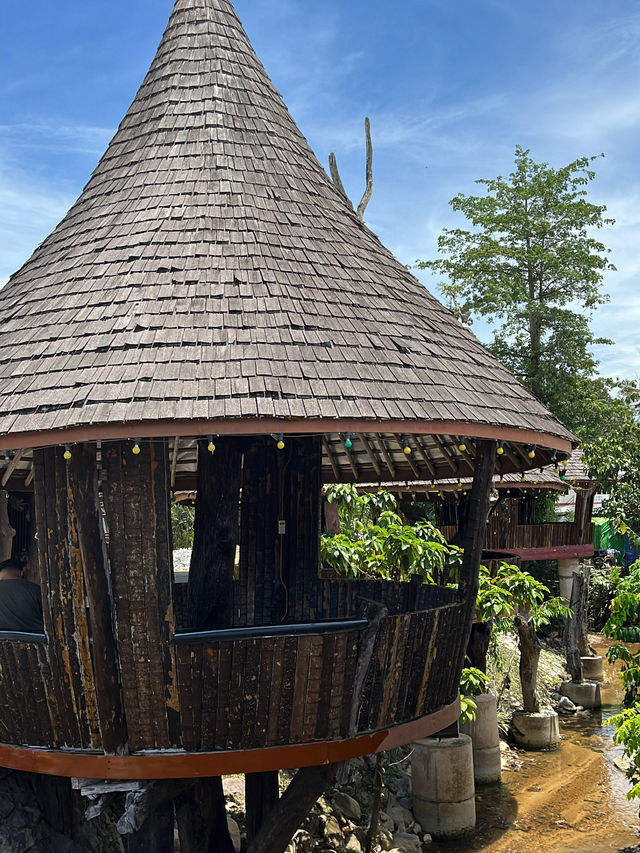 Escape to Kuching: A Day of River Magic & Colorful Culture! 🛶✨ Escape to Kuching: A Day of River Magic & Colorful Culture! 🛶✨