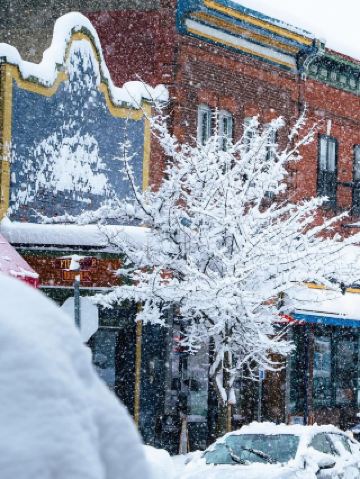 加拿大基奇納冬季探索：雪景下的城市美學與運動熱情攻略

如果你想在冬日體驗最網紅打卡感的城市雪景，基奇納絕對是個讓人心動的選擇！最近盤點我們2025年最受歡迎的照片時，Revelstoke雪景最讓人回味，不過基奇納的夜晚雪街同樣帶給我"冬季仙境"般的氛圍。最特別的是，雪景與現代建築、中式元素交錯，夜幕下燈光反射在皚皚白雪上，仿佛身處故事裡～而如果你熱愛戶外運動，又想結合都市探索，Rookie + Ace Multi-Sport這站絕對不可錯過！

行程推薦景點盤點：

Rookie + Ace Multi-Sport  
📍地址：137 Glasgow St Suite 520-A, Kitchener, ON N2G 4X8, Canada  
這間多功能運動中心是喜歡運動和社交的朋友們的好去處，不論你熱愛足球、籃球或羽毛球，這裡都有完善場地。最棒的是冬季時刻，你可以在室內舒適運動完再到室外感受基奇納夜晚雪景。雪中步行至運動中心的路上，沿途都是現代建築和特色中式建築，樹木覆蓋著霜雪